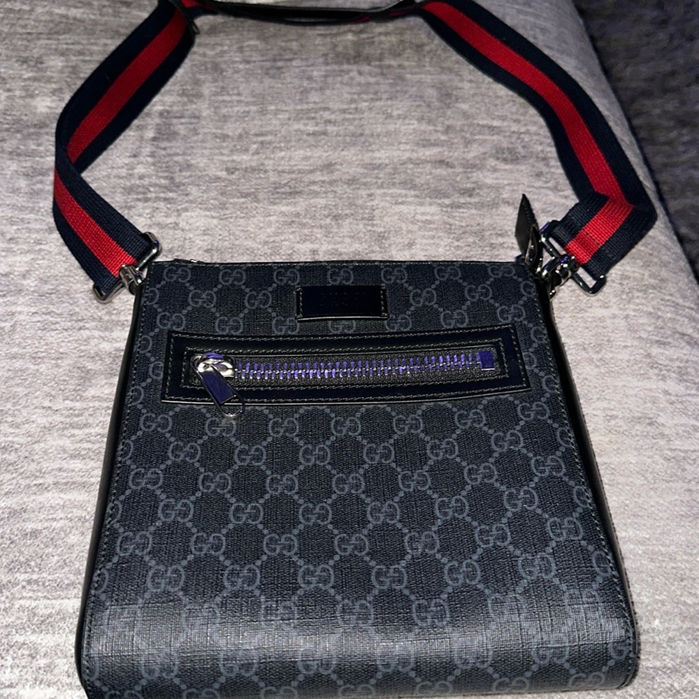 selling my gucci satchel it’s brand new and is roughly 10”x10” tall and wide